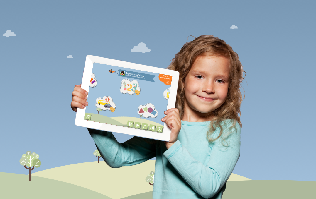 Een meisje met blond krullend haar dat een tablet met de app Kinderen Talen Leren met Emma omhooghoudt. Ze staat voor een getekende achtergrond met groene heuvels met bomen en een blauwe lucht met witte wolkjes.
